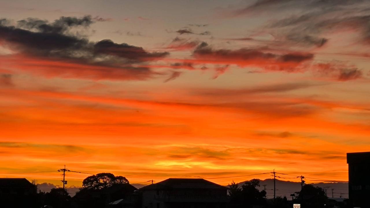 紫っぽい朝焼け 注目の空の写真 ウェザーニュース