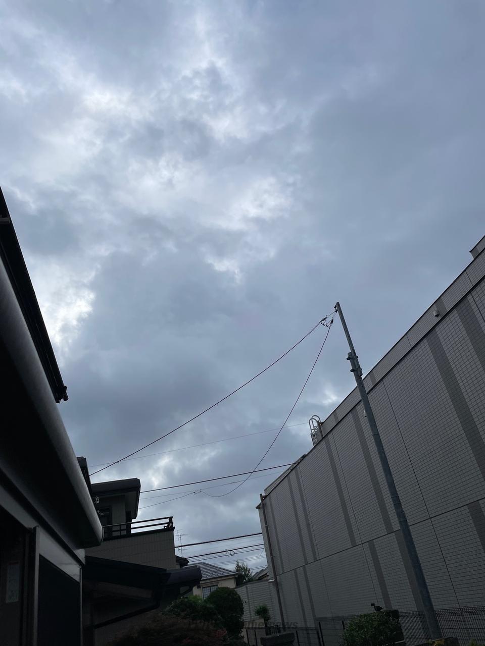 雲多めの空日差し...