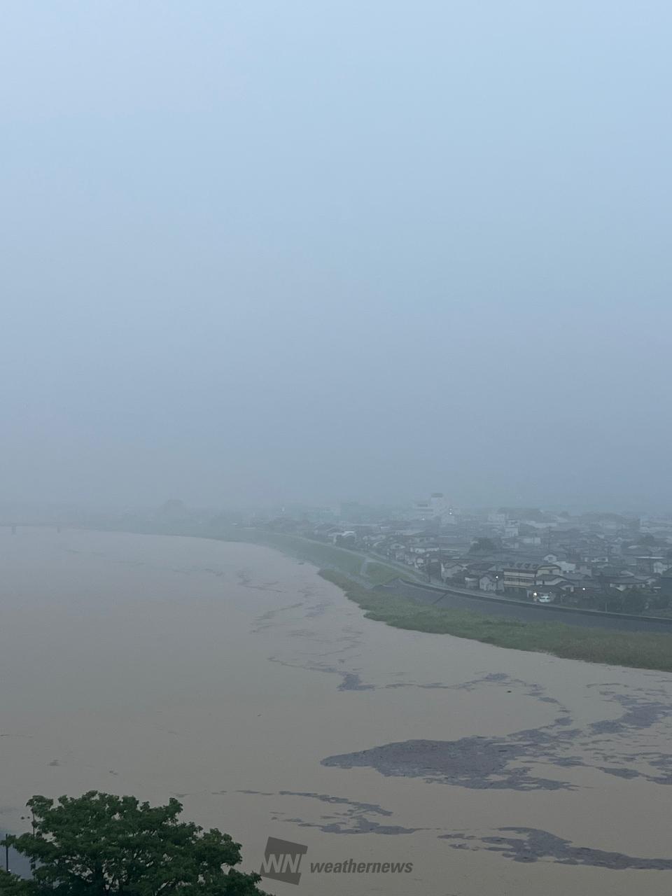 ひどい雷雨で視界は...