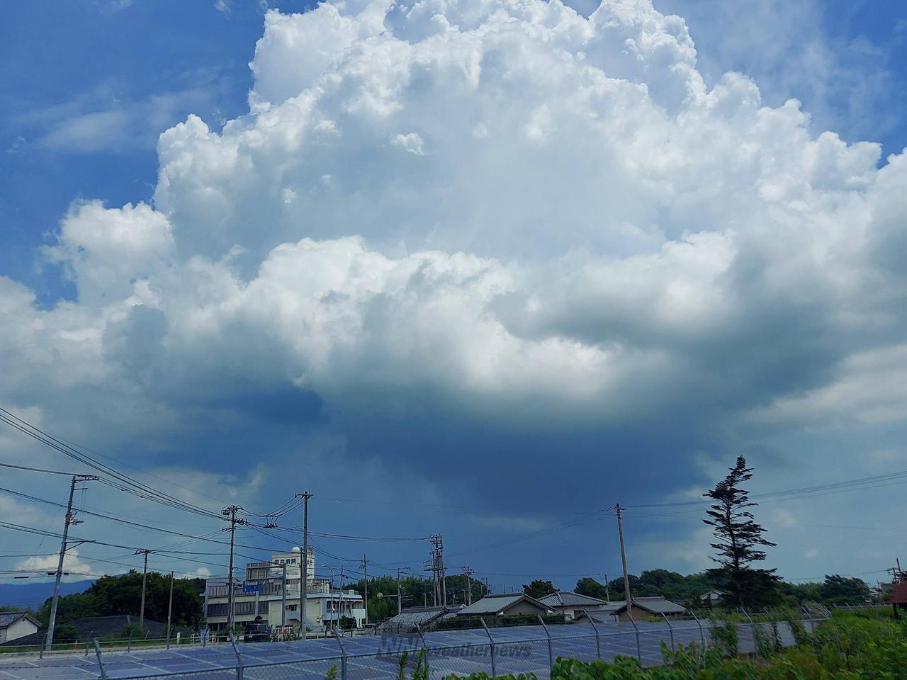 北東の空に雨柱が見...