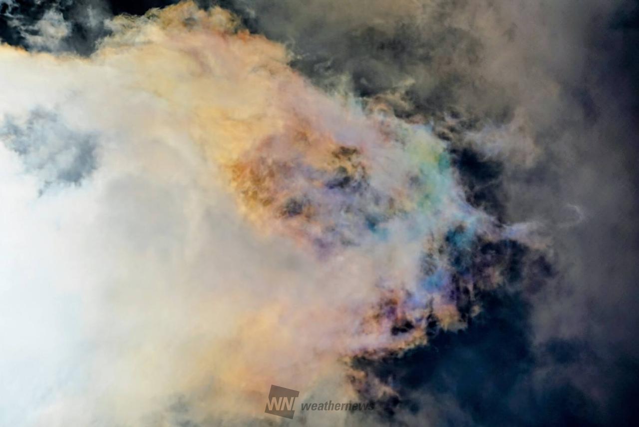 虹色の雲「彩雲」 注目の空の写真 ウェザーニュース