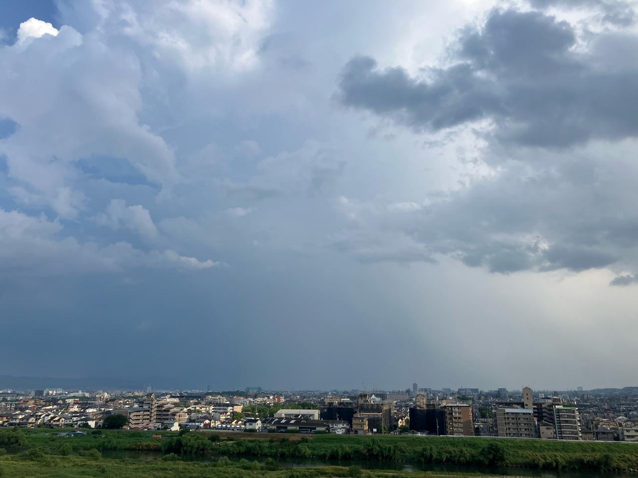 穀雨　どこか遠くにある街　3点セット 巨大な雨柱が出現 注目の空の写真 ウェザーニュース