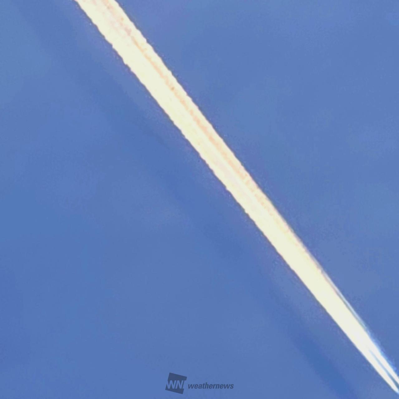 飛行機雲 空にのびる飛行機雲✈️ 注目の空の写真 ウェザーニュース