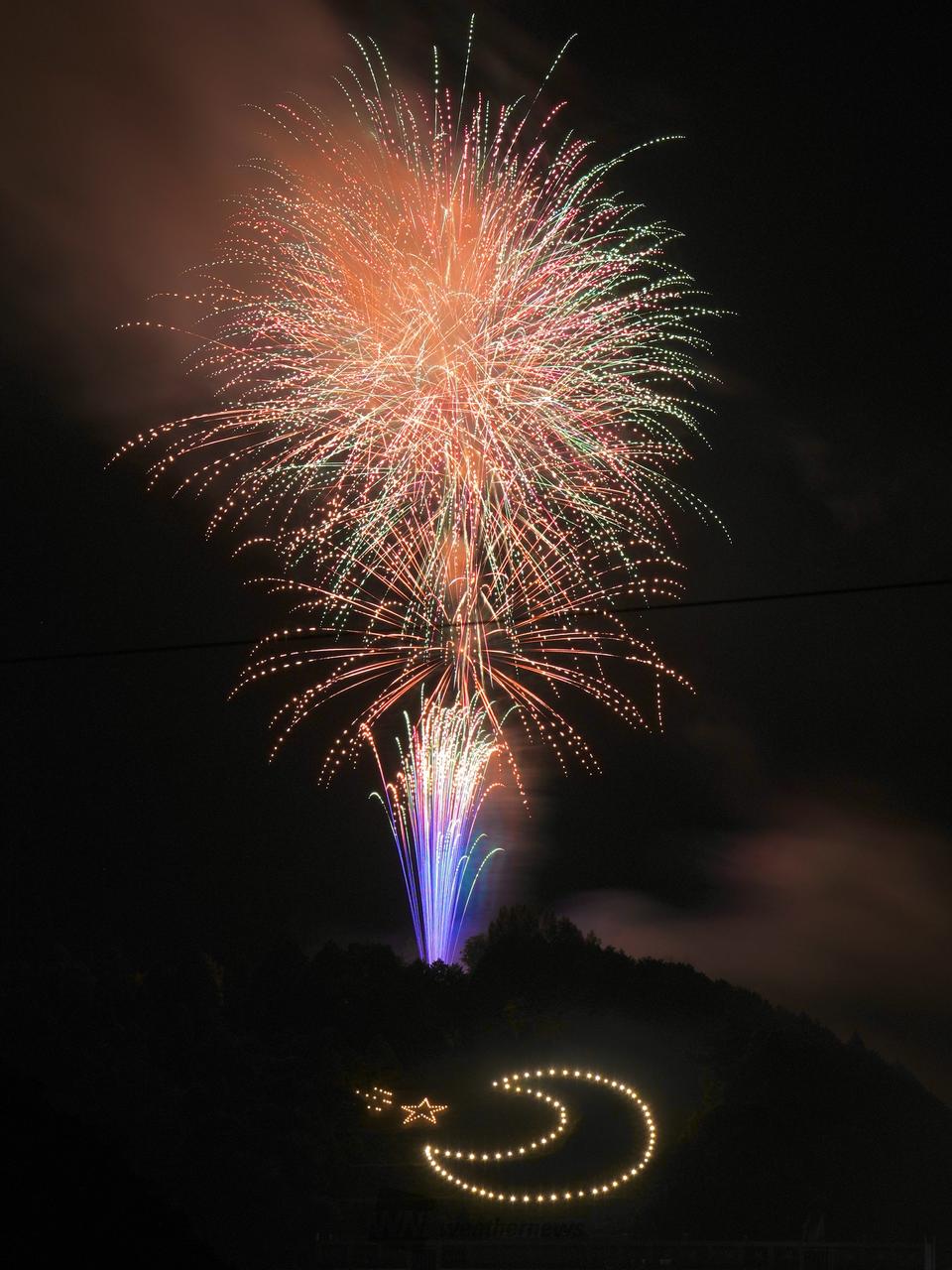 花火写真 2枚セット 25 花火写真 2枚セット 25 夏の終わりに、花火写真の難しさを