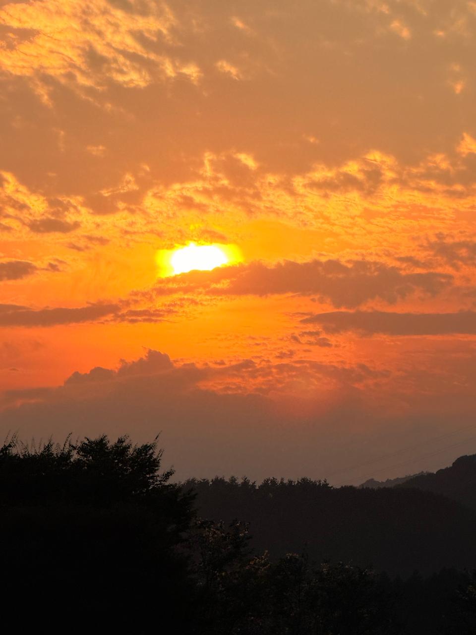 夕日🌅 オレンジ色の空に沈んでいく夕 | 群馬県吾妻郡高山村 | 梅見月