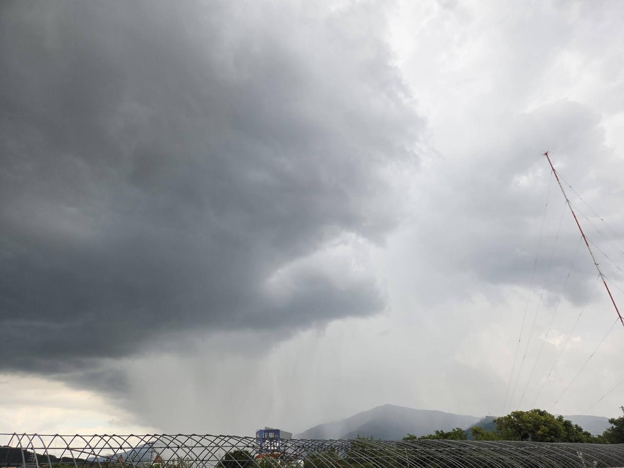 急な強雨や雷雨に注意 注目の空の写真 ウェザーニュース