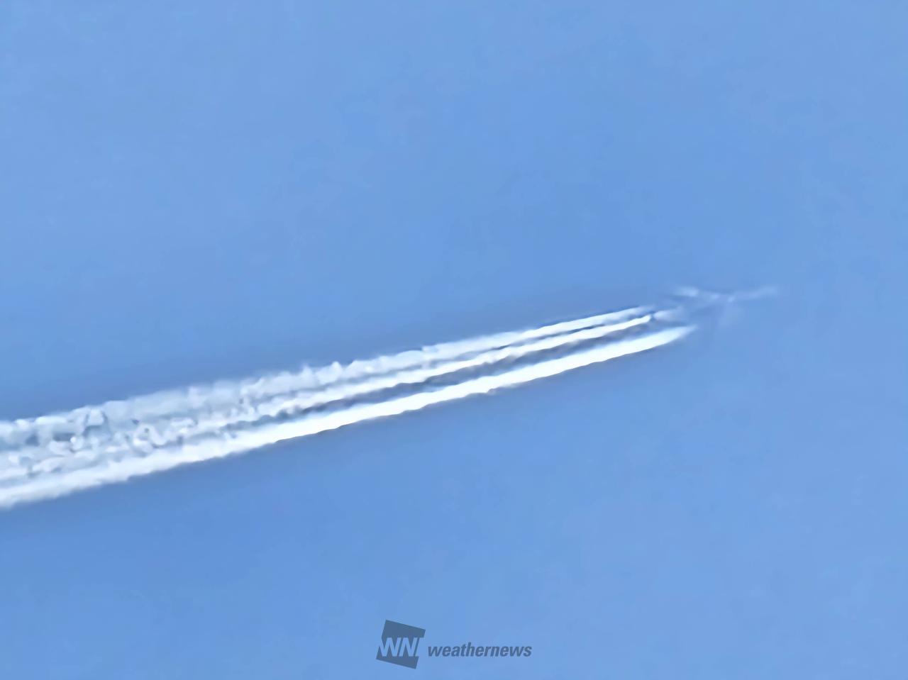 ビューンと飛行機雲✈️ 注目の空の写真 ウェザーニュース
