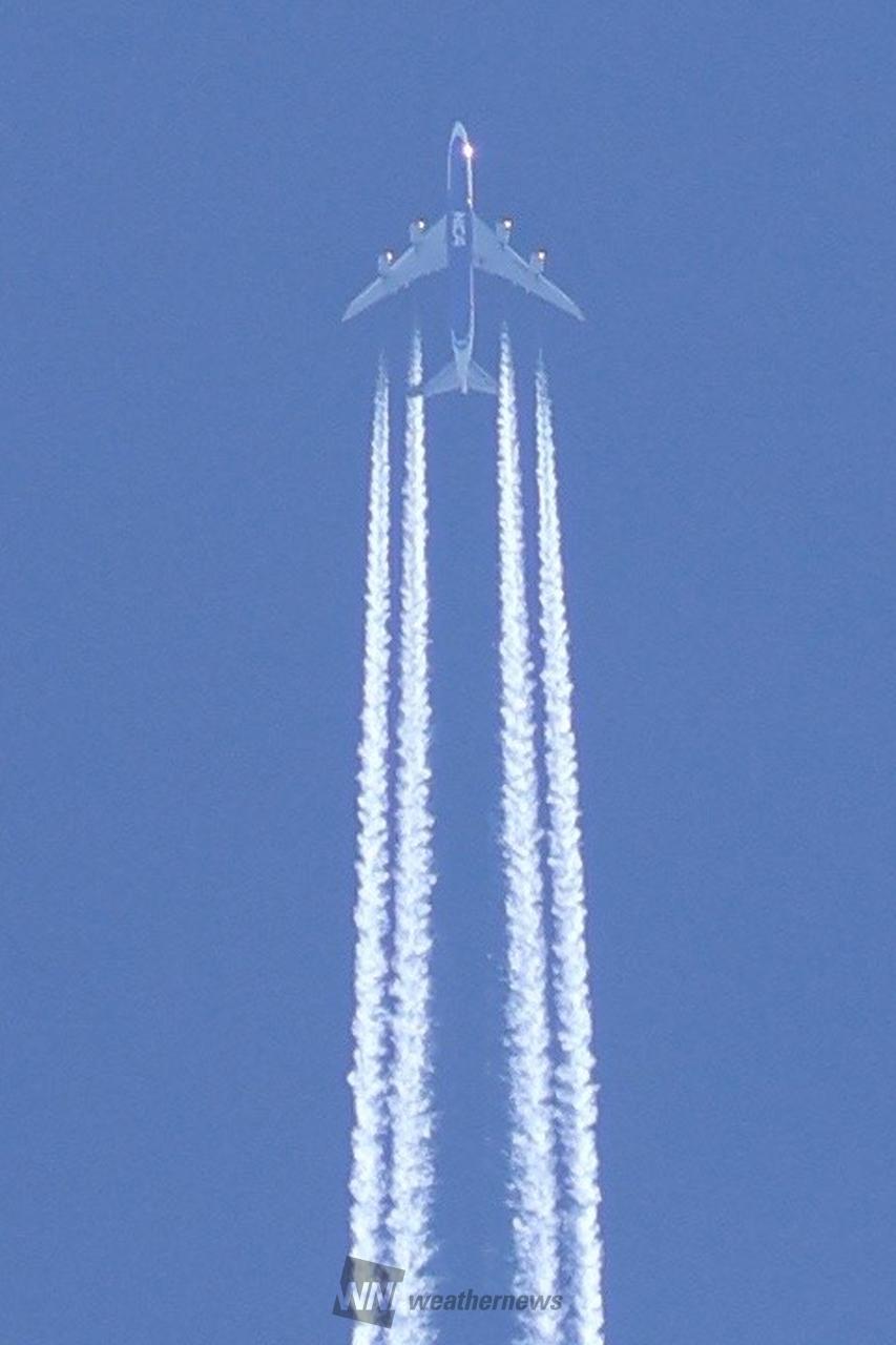 ビューンと飛行機雲✈️ 注目の空の写真 ウェザーニュース