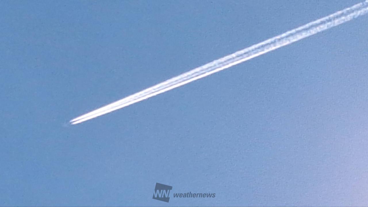 ビューンと飛行機雲✈️ 注目の空の写真 ウェザーニュース