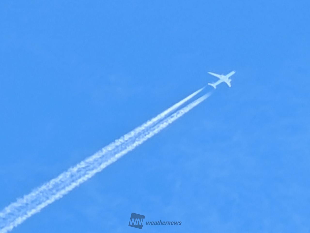 ビューンと飛行機雲✈️ 注目の空の写真 ウェザーニュース