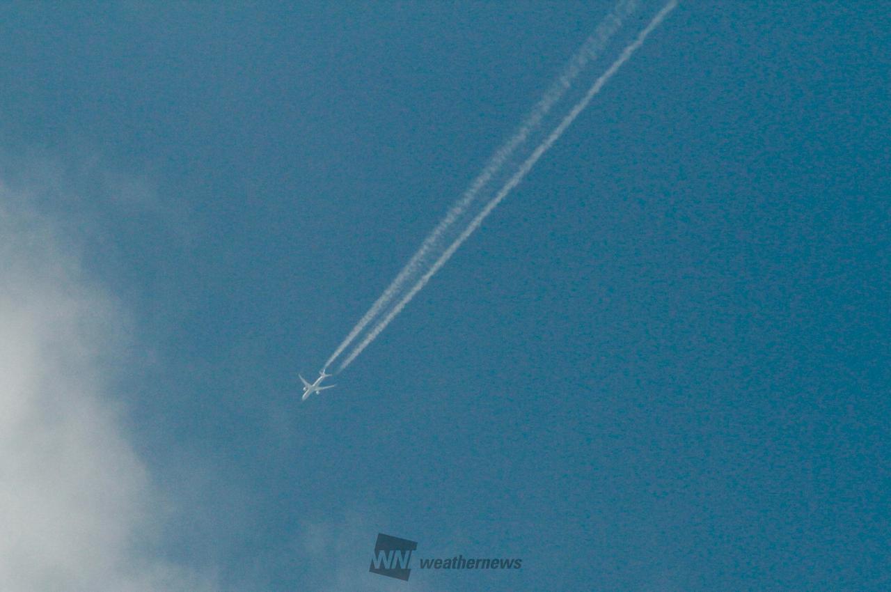 ビューンと飛行機雲✈️ 注目の空の写真 ウェザーニュース
