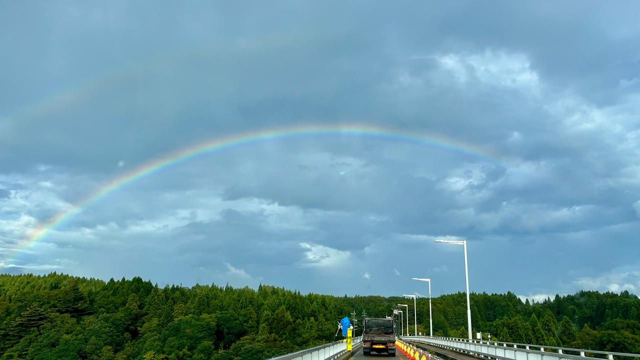 天からは降る虹。
a4水彩アート紙 朝虹が出現！ 注目の空の写真 ウェザーニュース