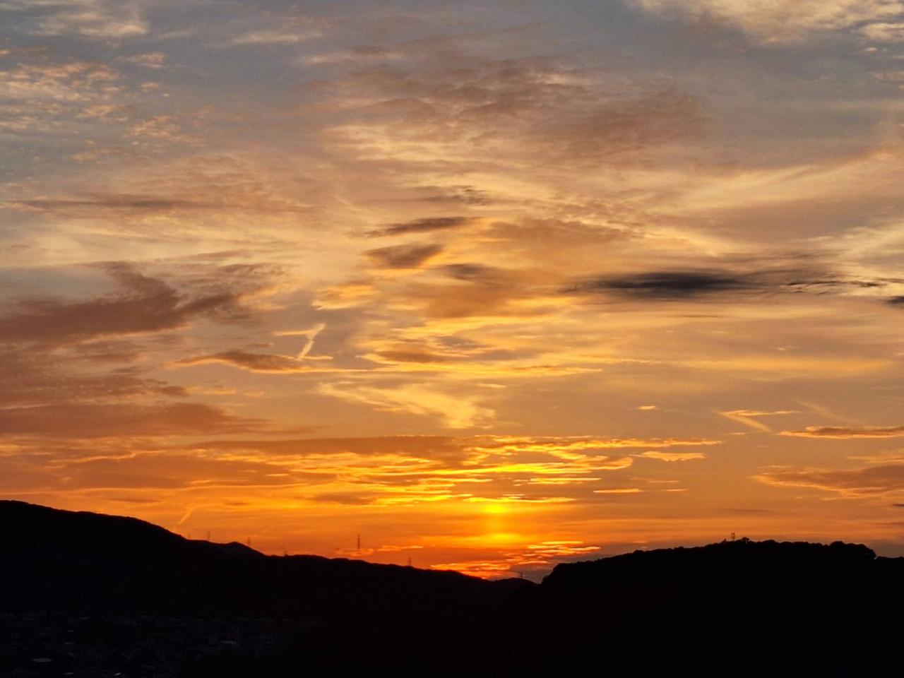 オレンジ色の夕焼け 注目の空の写真 ウェザーニュース