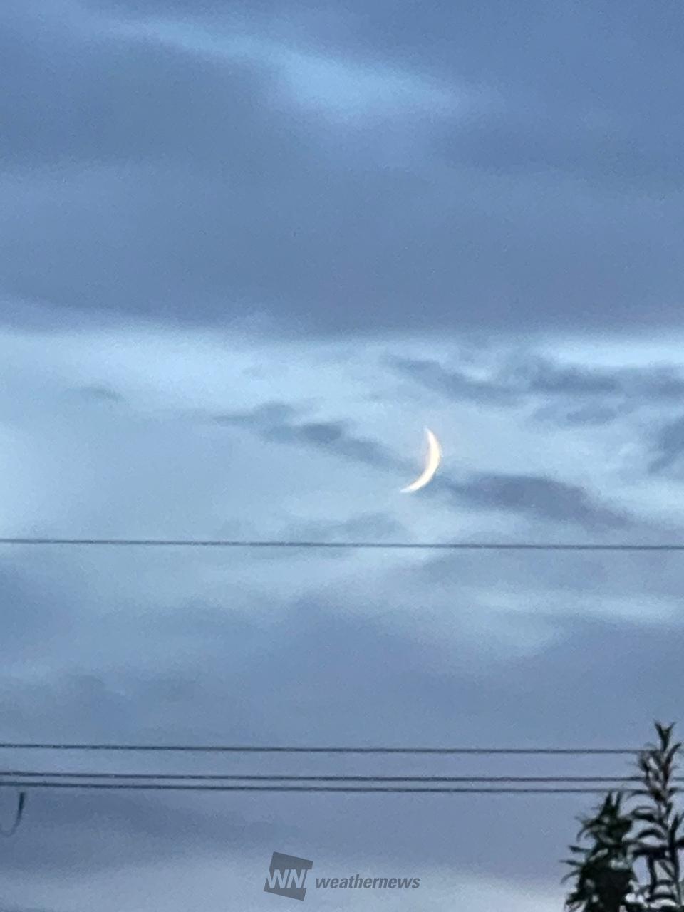 雲の隙間にほっそりお月様🌒 注目の空の写真 ウェザーニュース