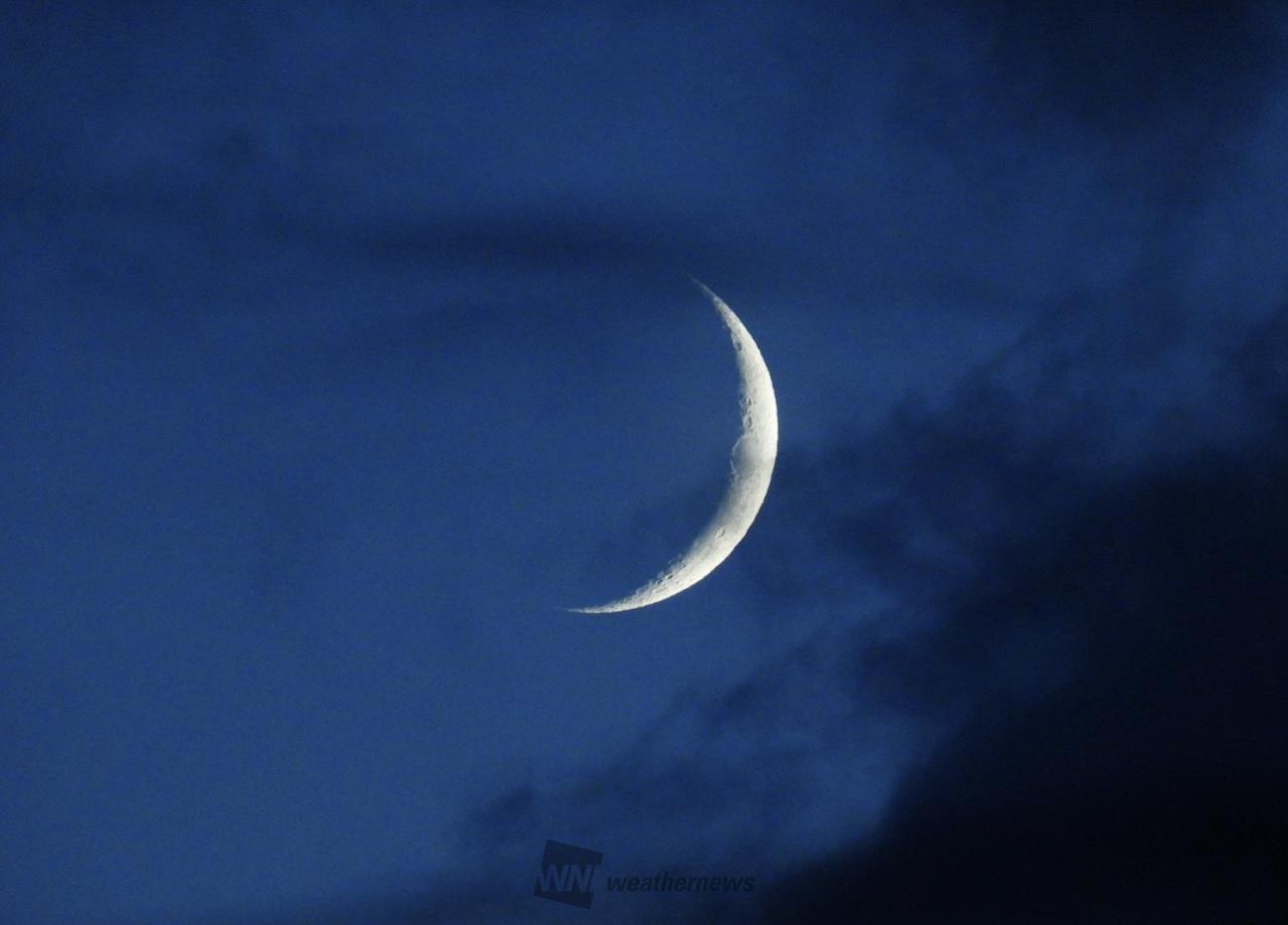 雲の隙間にほっそりお月様🌒 注目の空の写真 ウェザーニュース