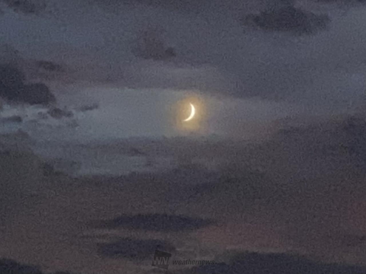 雲の隙間にほっそりお月様🌒 注目の空の写真 ウェザーニュース