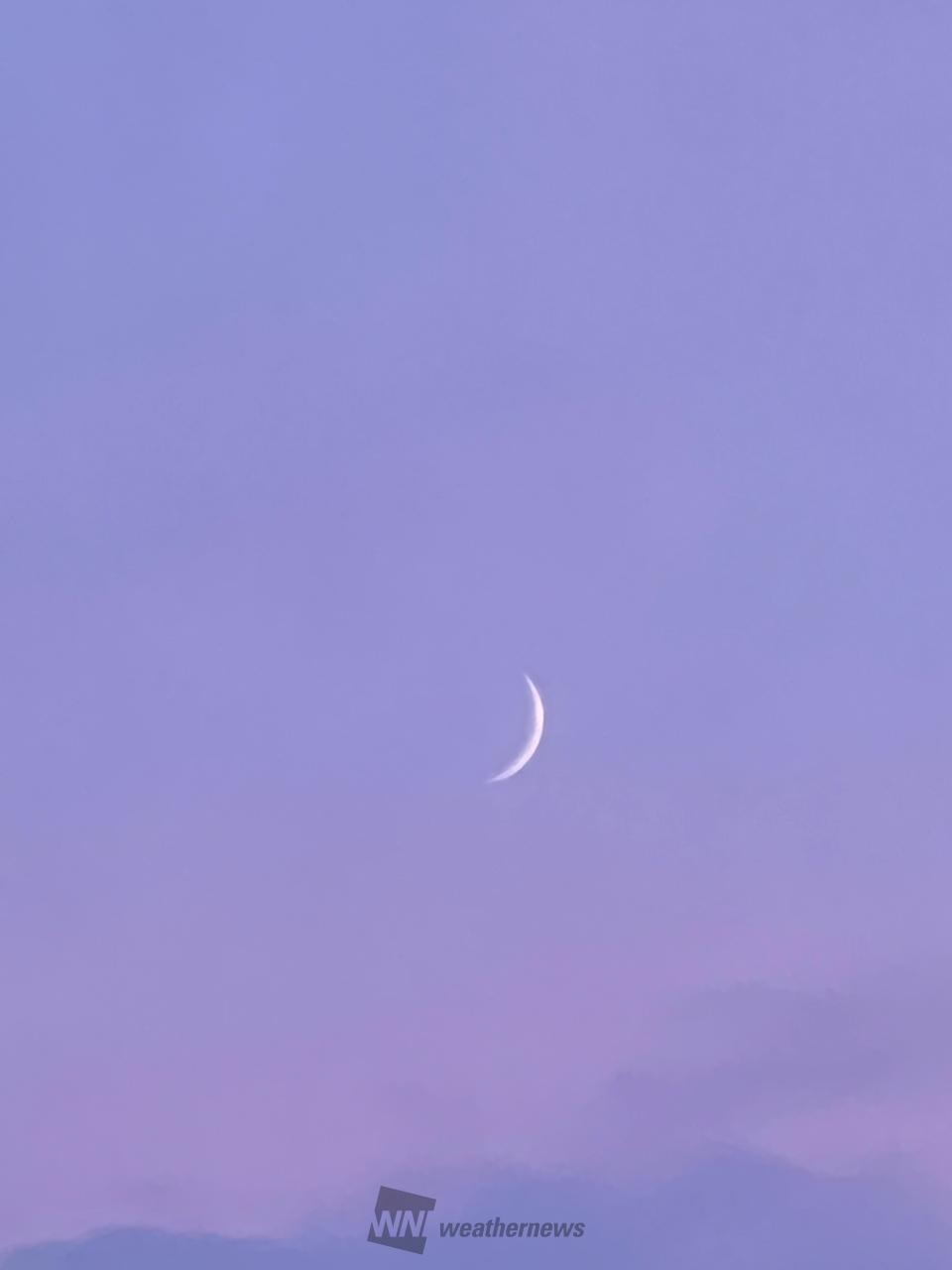 雲の隙間にほっそりお月様🌒 注目の空の写真 ウェザーニュース