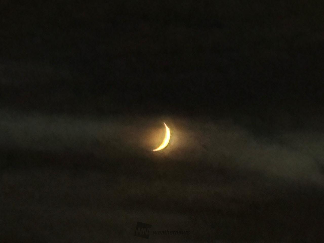 雲の隙間にほっそりお月様🌒 注目の空の写真 ウェザーニュース