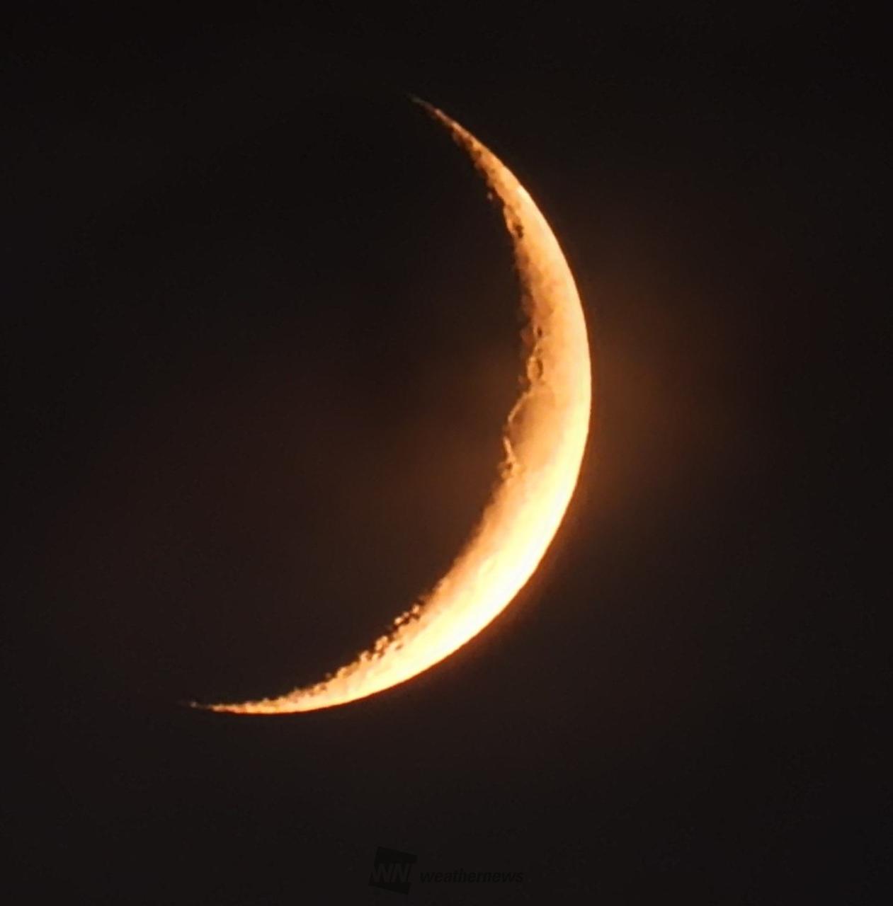 雲の隙間にほっそりお月様🌒 注目の空の写真 ウェザーニュース