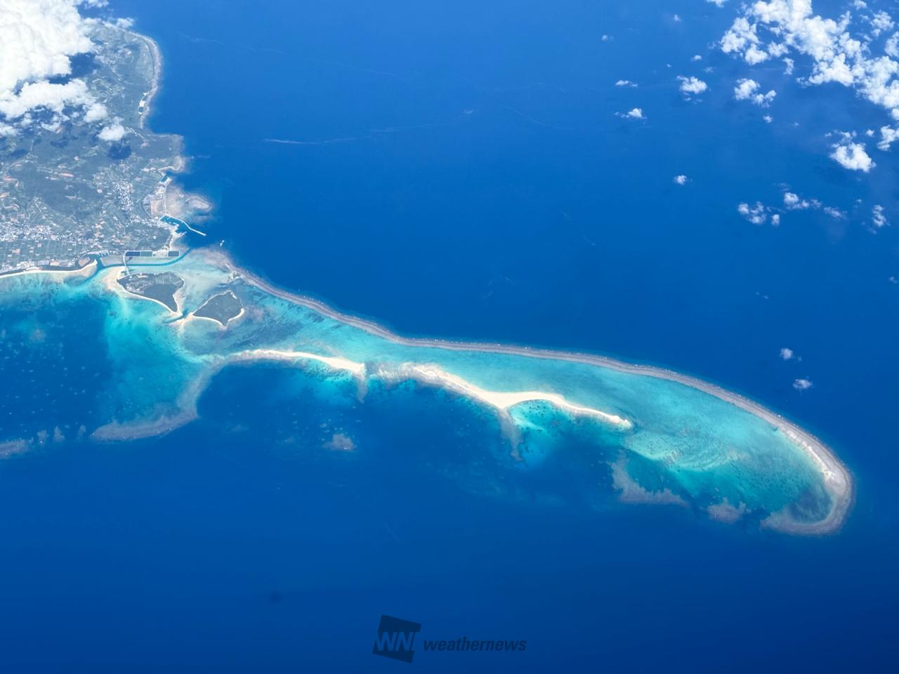 久米島の名所・はての浜を上空から。 い | 沖縄県島尻郡久米島町