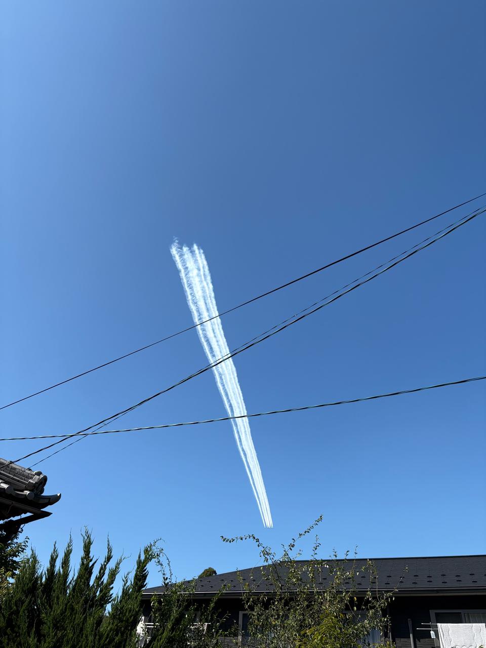 滋賀上空に ブルーインパルス✈️ 注目の空の写真 ウェザーニュース