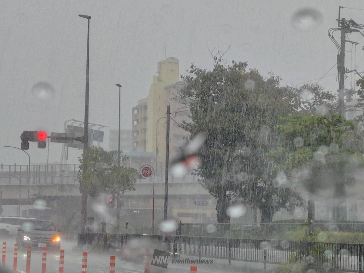 空が灰色の雲で覆わ...