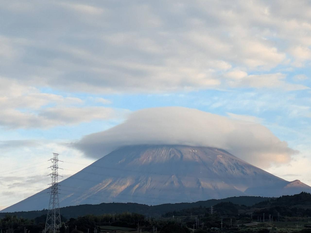 笠雲がかかる富士山 注目の空の写真 ウェザーニュース