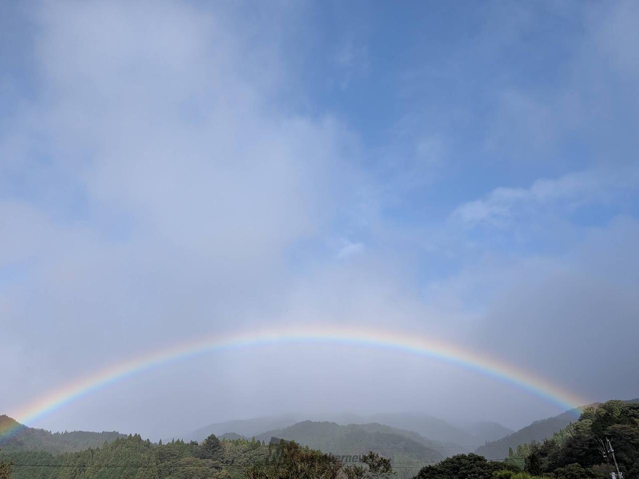 天からは降る虹。
a4水彩アート紙 霧雨が生み出す虹 注目の空の写真 ウェザーニュース