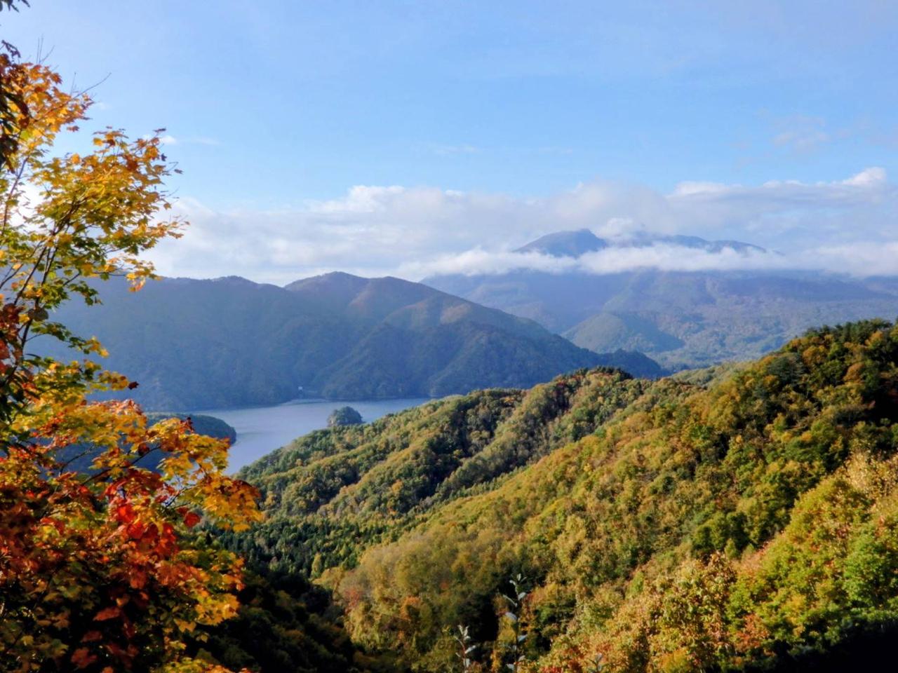 秋元湖北側から裏磐...
