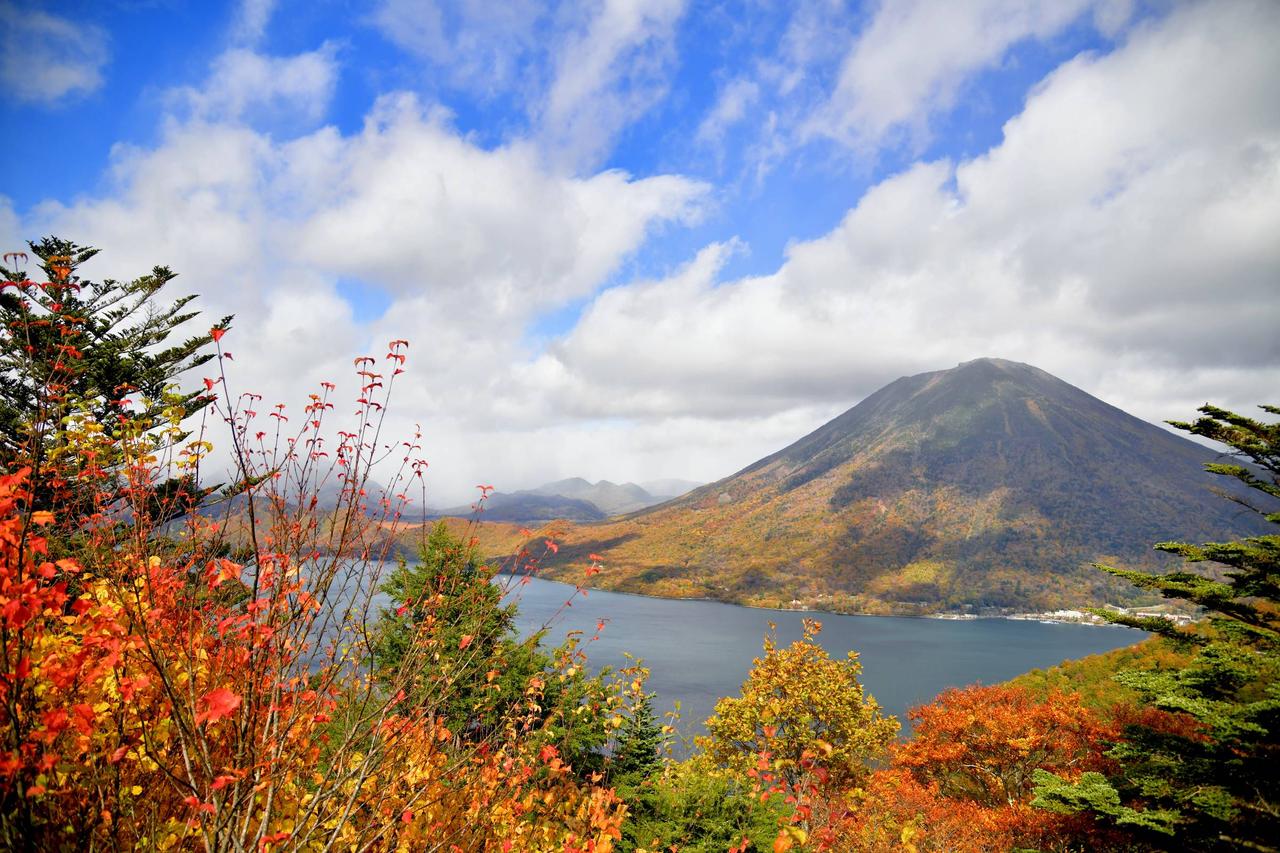 紅葉進む男体山と中...