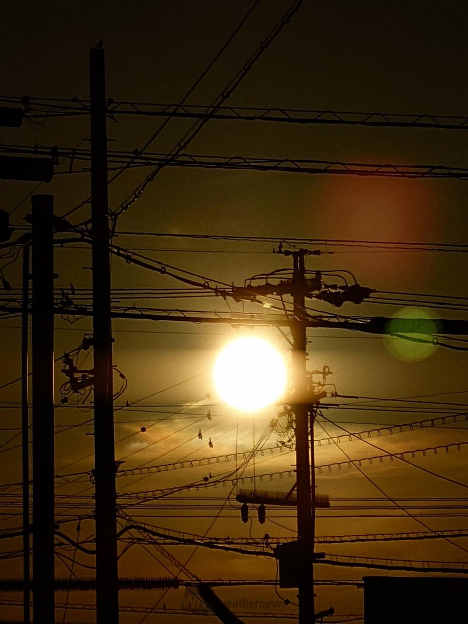 ハロウィン色の夕日 注目の空の写真 ウェザーニュース