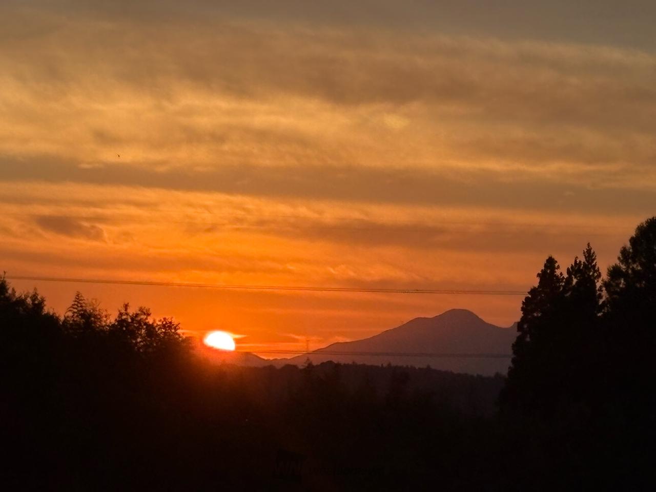 ハロウィン色の夕日 注目の空の写真 ウェザーニュース