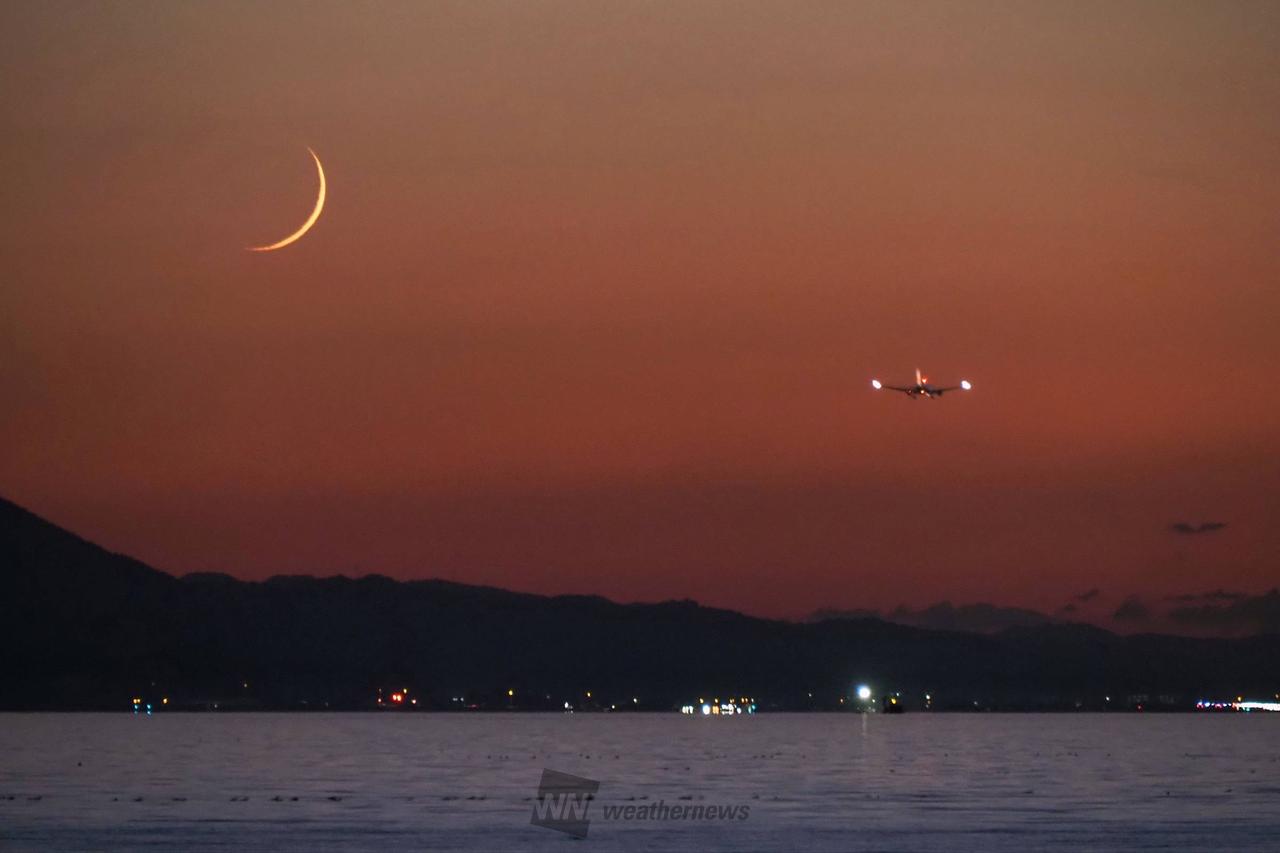 夕空にほっそりムーン 注目の空の写真 ウェザーニュース