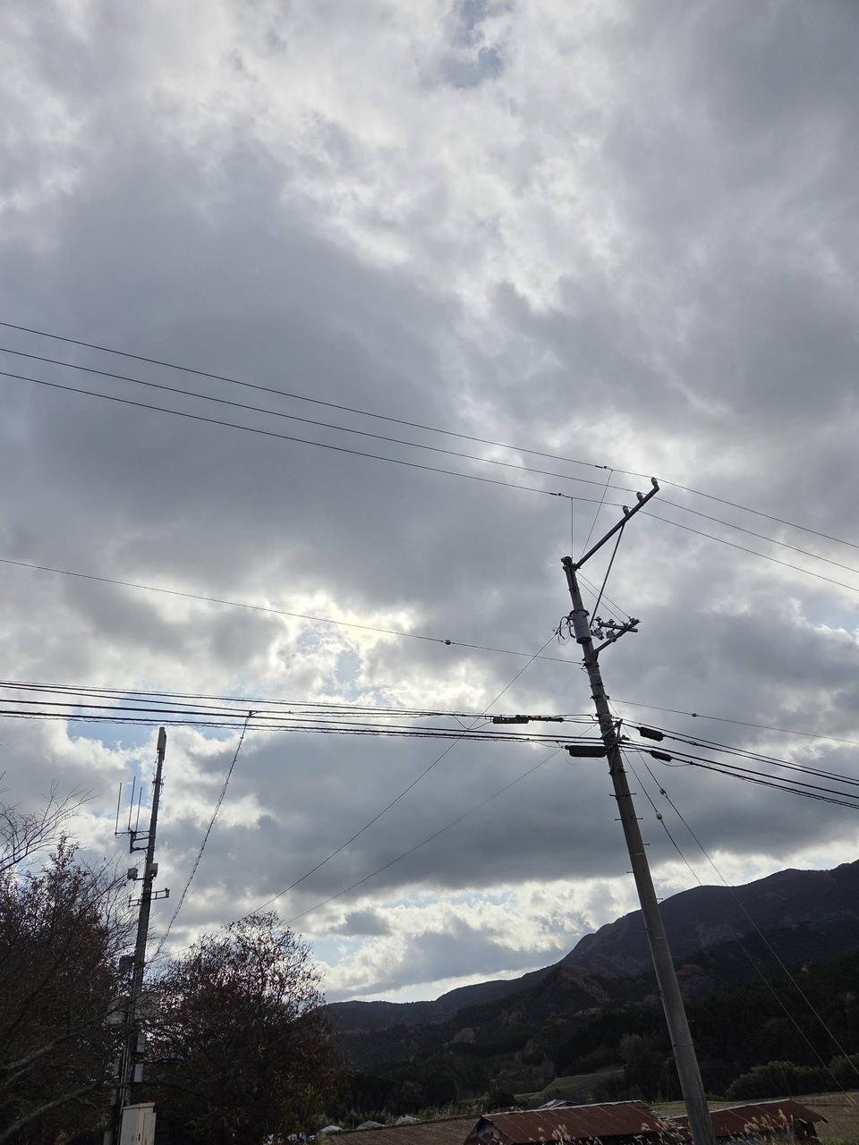 雲の多い空 昼になっても冷たいです。 朝 | 愛媛県上浮穴郡久万高原町