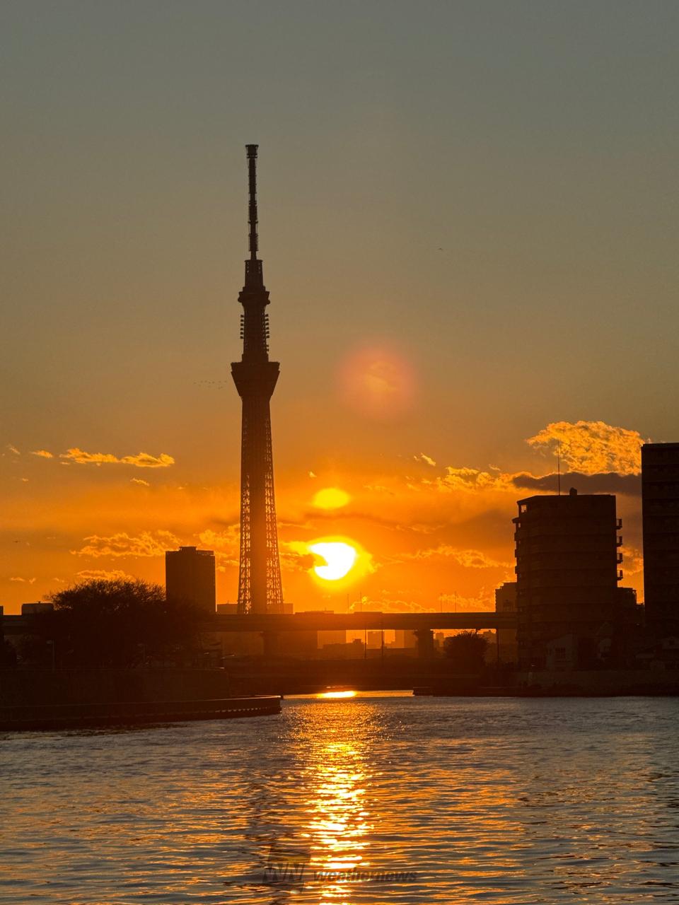 KORO様　木曜日夕方 師走最初の金曜日の夕焼け 注目の空の写真 ウェザーニュース