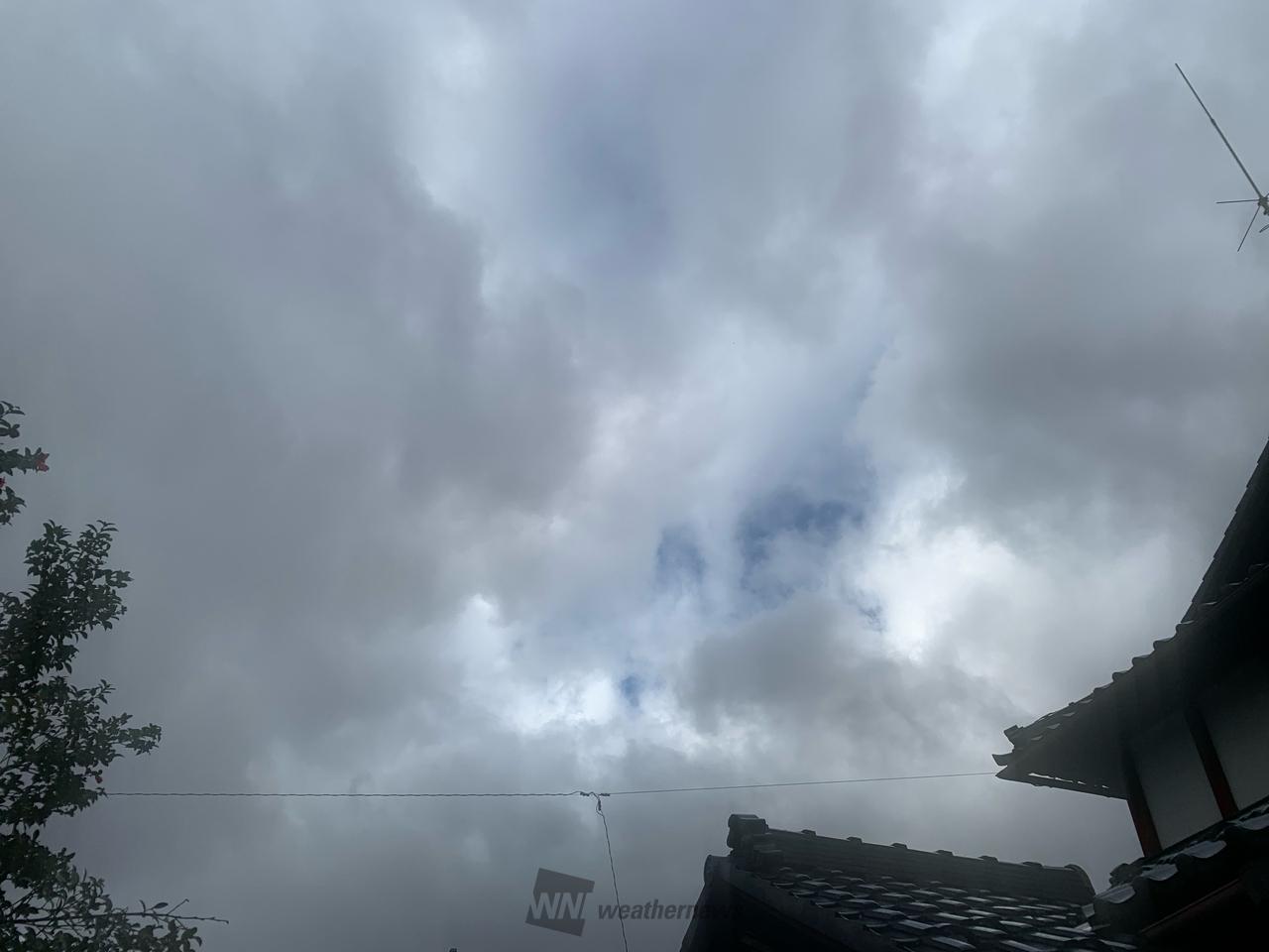 ごく一部青空も見え...