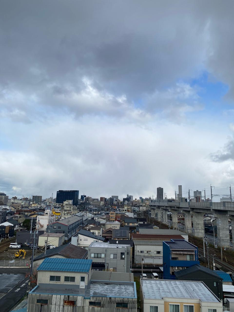 とても北風が強く吹...