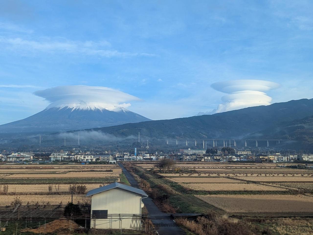 🗻富士山に笠雲とつるし雲 注目の空の写真 ウェザーニュース