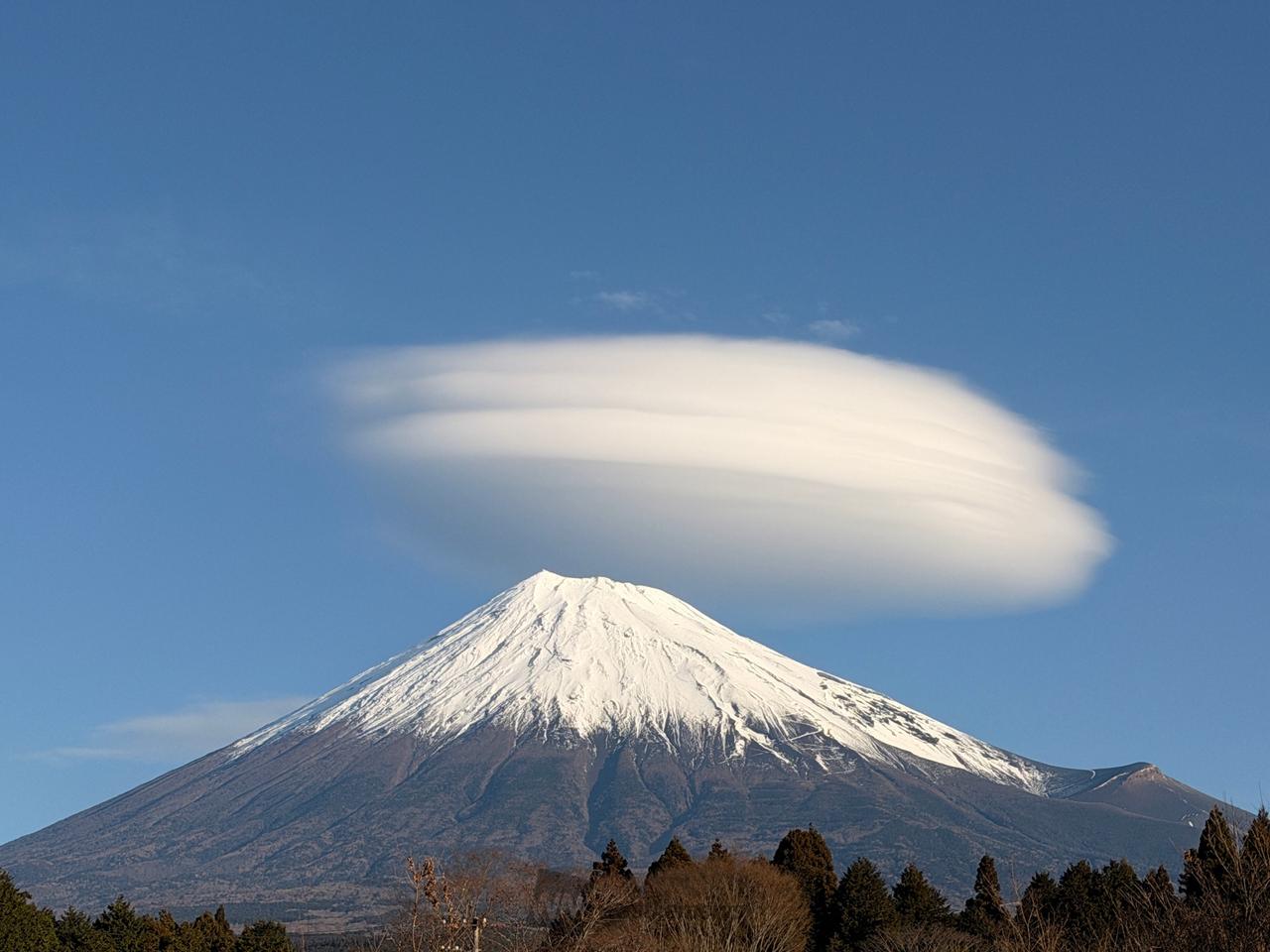 富士山の上空にUFO？ 注目の空の写真 ウェザーニュース