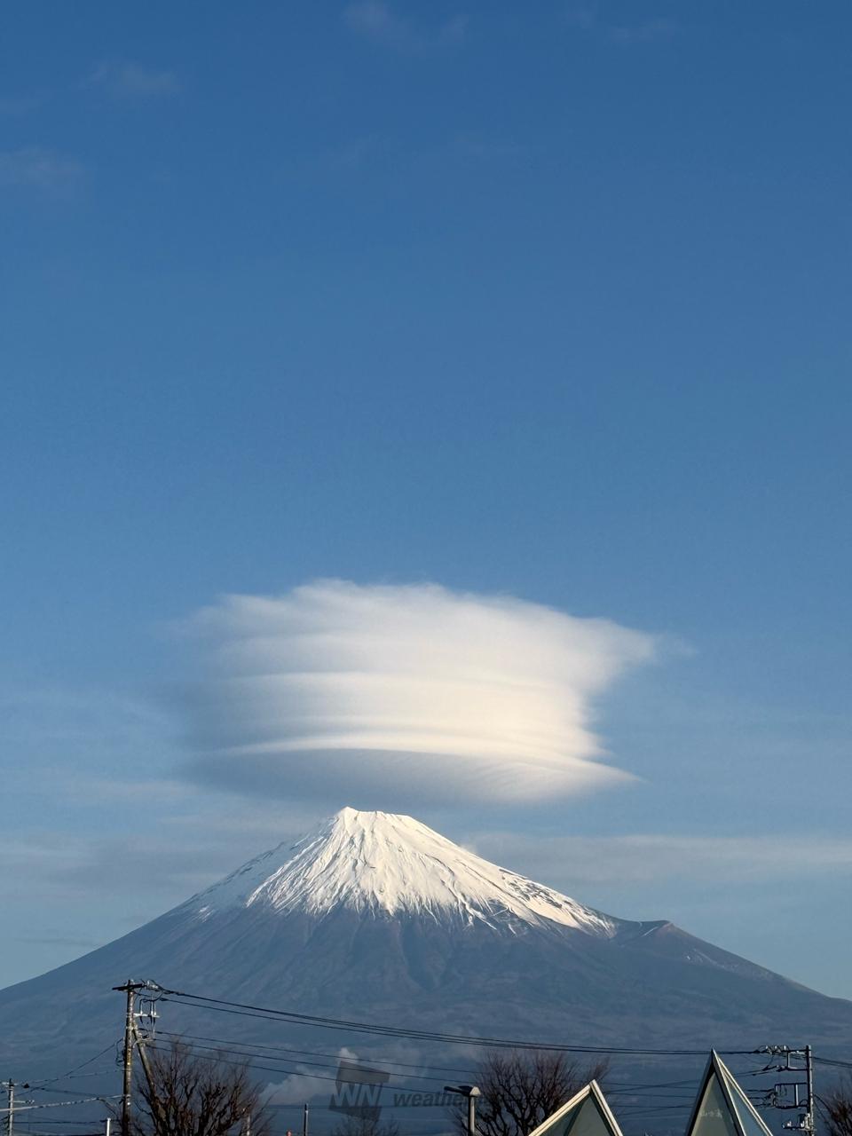 富士山の上空にUFO？ 注目の空の写真 ウェザーニュース