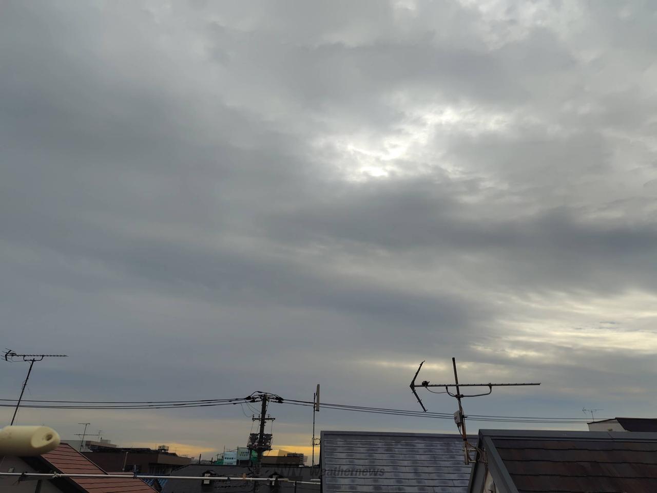 曇天と川 天気予報は晴れのはずなのに… どんより曇 | 東京都江戸川区 | 東京都