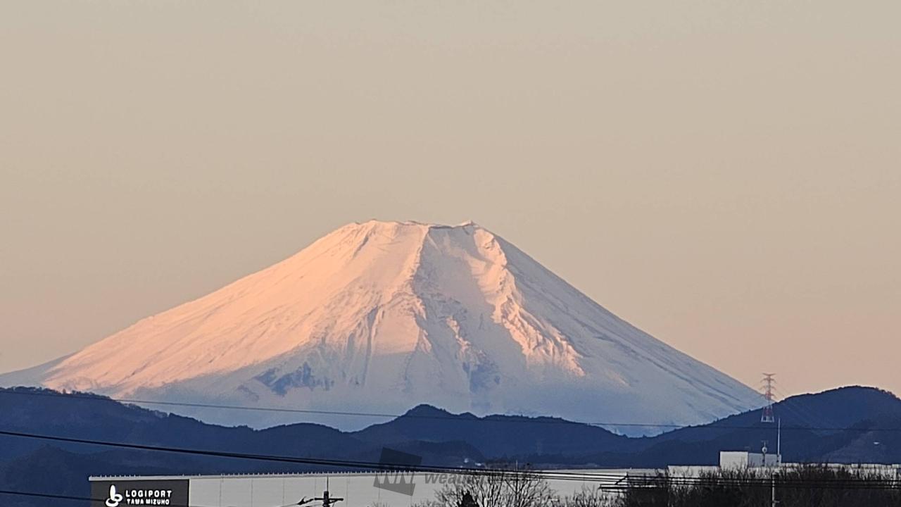 真っ白な富士山 注目の空の写真 ウェザーニュース
