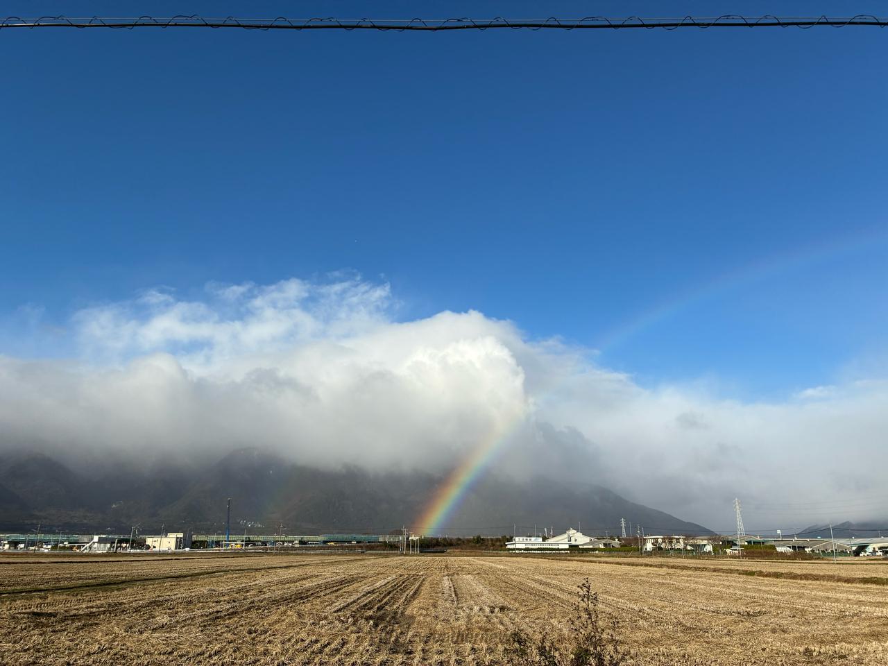 空に大きな虹🌈 注目の空の写真 ウェザーニュース