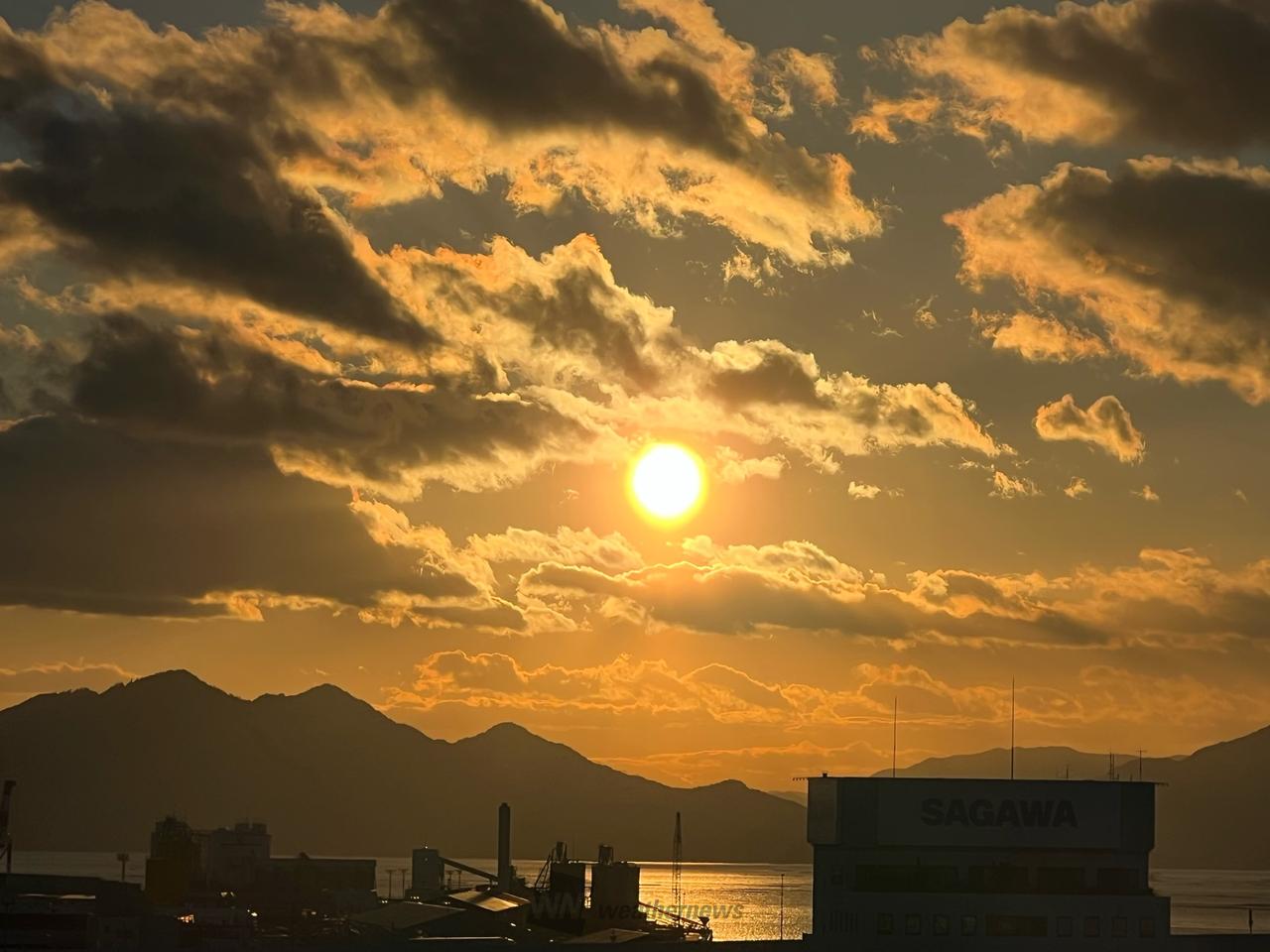 燃えるような鮮やかな夕焼け 注目の空の写真 ウェザーニュース
