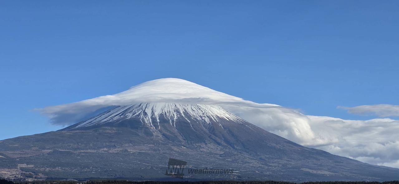 富士山笠雲写真　全紙額付 今日の富士山と、見事な笠雲。 自然の造形美に圧倒された一日。