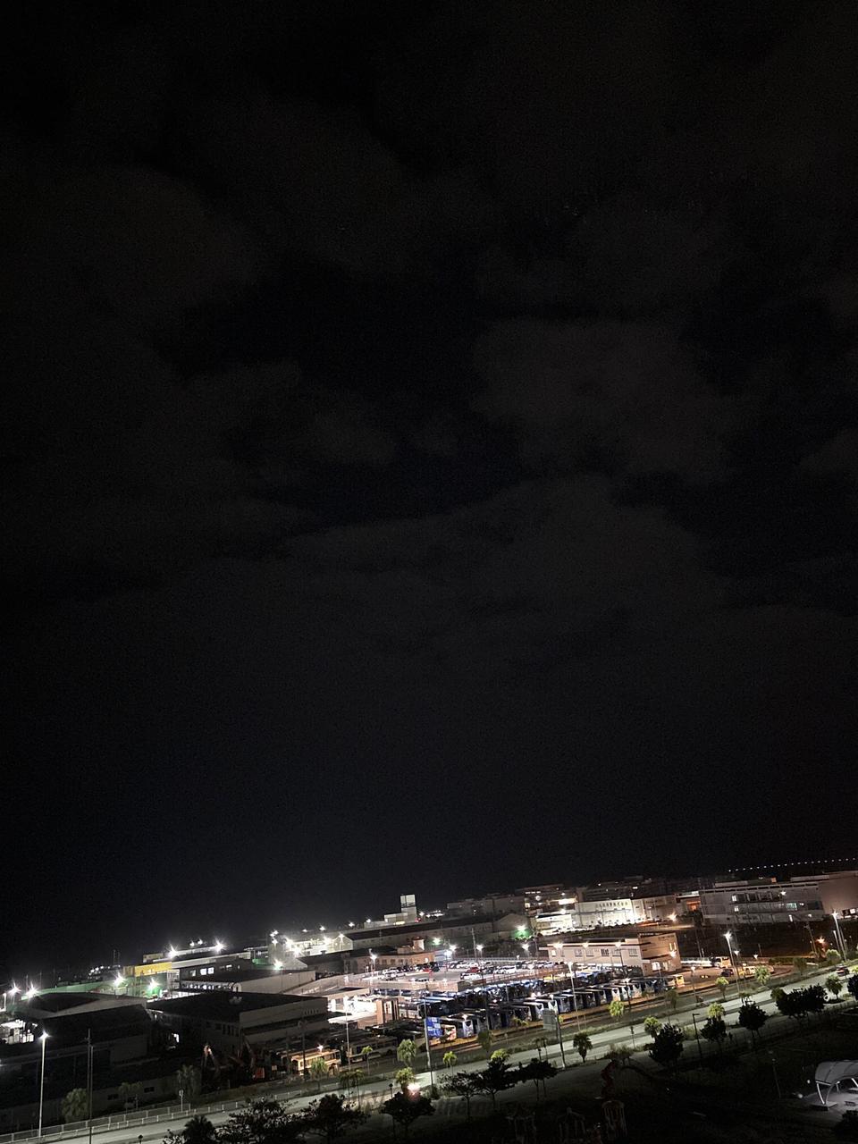 薄曇りの空☁️ 雲の切れ間にはいくつもの | 沖縄県豊見城市