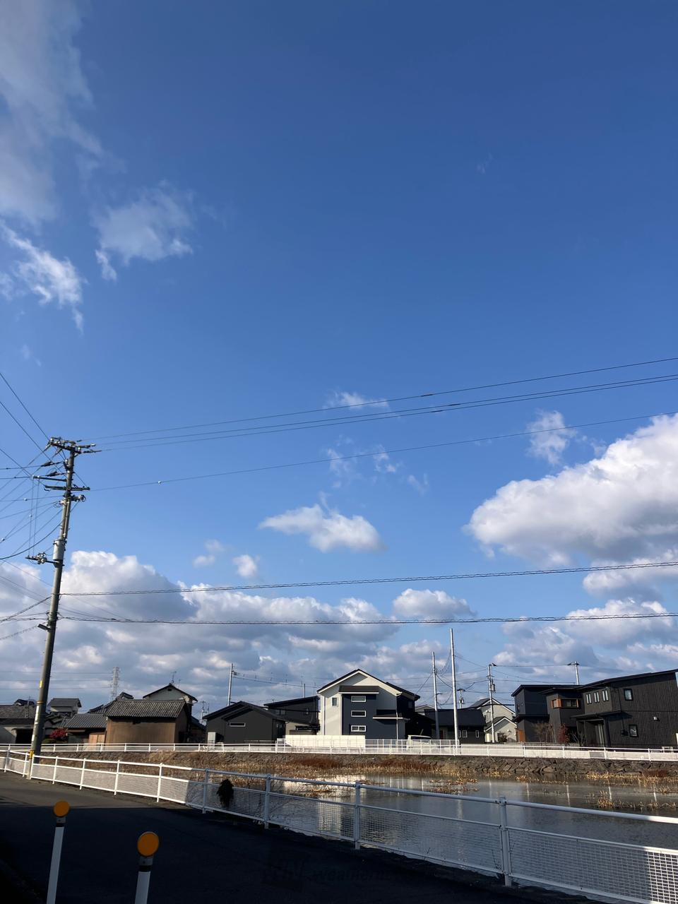今朝は、天空の方にも白い雲が浮かび、南か | 香川県綾歌郡宇多津町