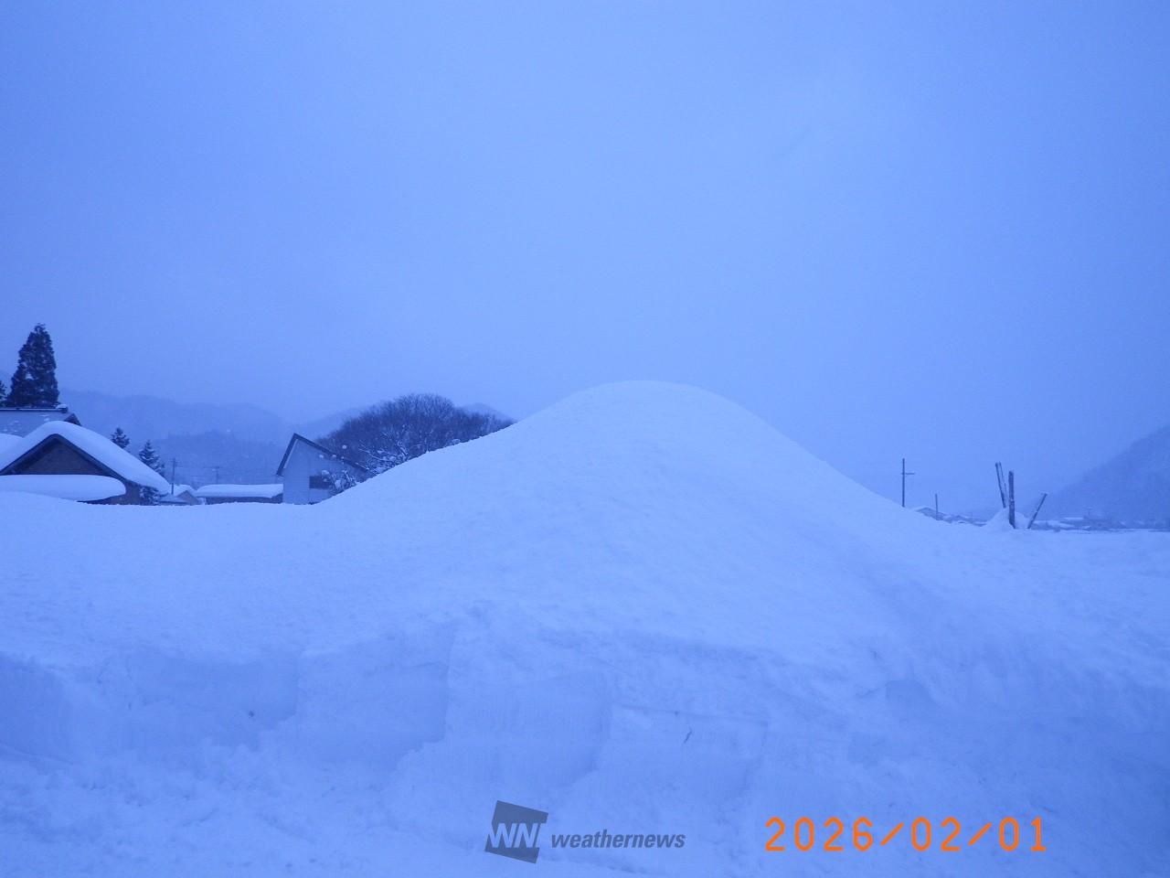 2月1日。除雪機で飛ばした雪の山。穴を掘 | 福島県南会津郡南会津町