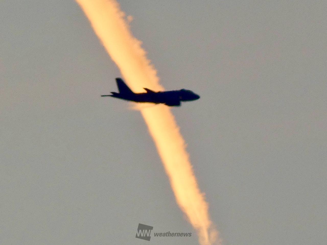 ビューンと飛行機雲 注目の空の写真 ウェザーニュース