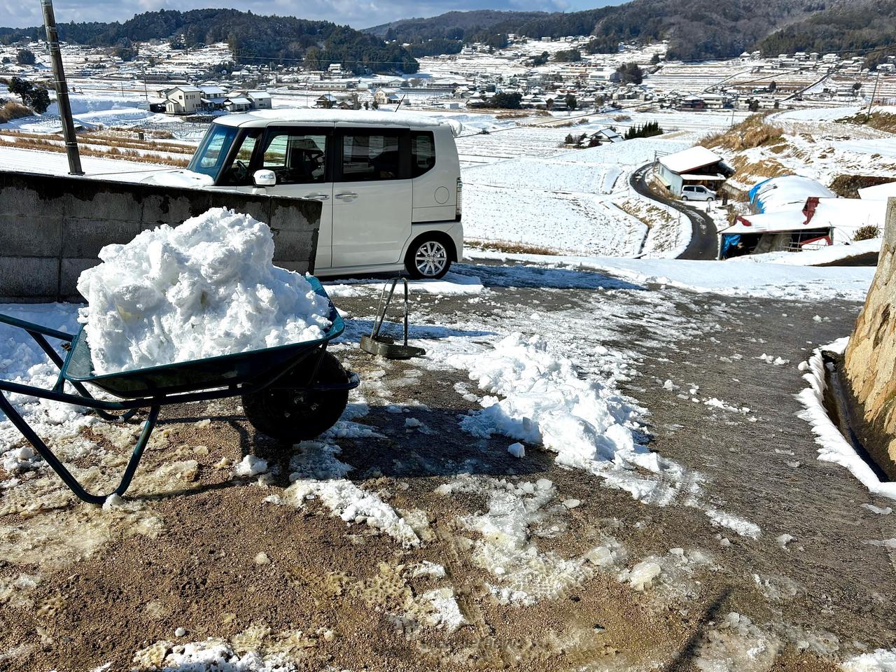 雪かきを続けて昼前の状況。家周りの動線と | 岡山県加賀郡吉備中央町